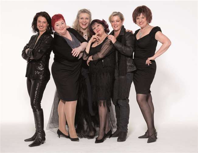 Ein Wiedersehen mit den vier beliebten Frauen und ihren zwei groovigen Musikerinnen, die bereits im letzten Jahr die Bausenberghalle zum Toben brachten: Die „Weiber“ gastieren am 2. November mit ihrem neuen Programm wieder in Niederzissen.Privat
