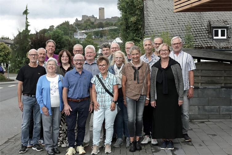 Ein Wiedersehen nach 50 Jahren, ehemalige Schülerinnen und Schüler der damals noch Haupt- und Realschule Adenau genannten Schule trafen sich in Nürburg