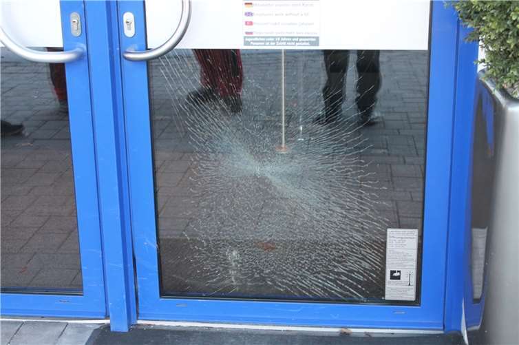 Ein Wildschwein war gegen die Tür einer Spielothek gerannt. Foto: Polizei