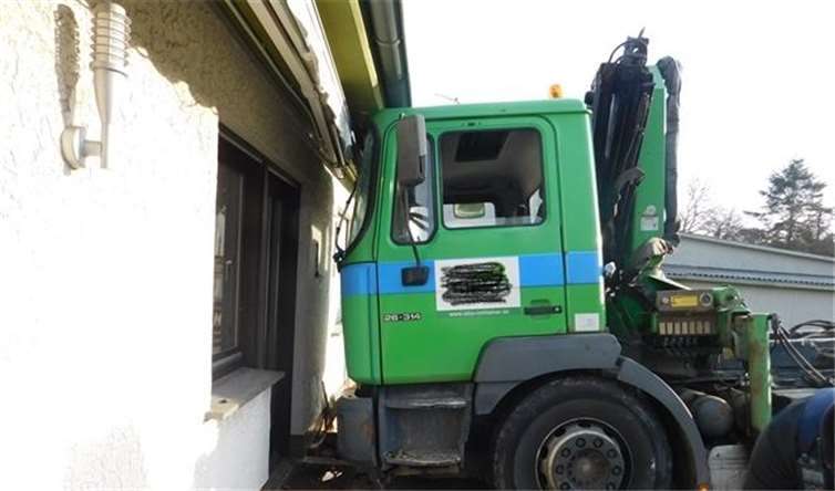 Ein Wohnhaus stoppte den LKW auf seiner führerlosen Fahrt und verhinderte u. U. Schlimmeres. Foto: PI Bad Neuenahr-Ahrweiler