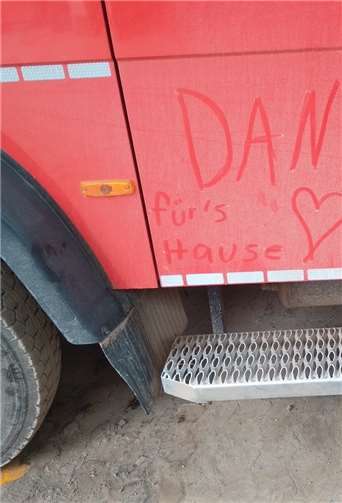 „Einer für alle und alle für einen“ Ein Wort des Dankes im Staub auf einem Feuerwehrauto. Foto: privat