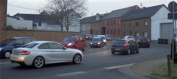 Ein Zebrastreifen soll vor allem Kindern den Übergang über die B56 erleichtern. privat