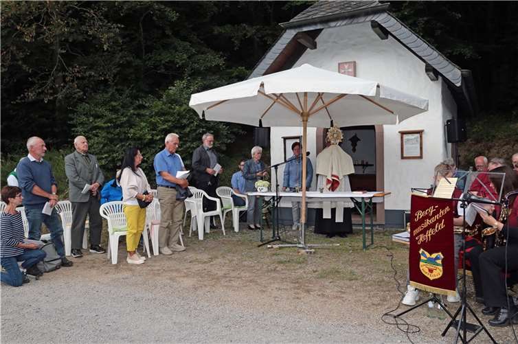 Ein Zeichen der Volksfrömmigkeit: Die Andacht in der Kapelle Müllenwirft - Ein Ort der Marienverehrung. Foto: Werner Dreschers