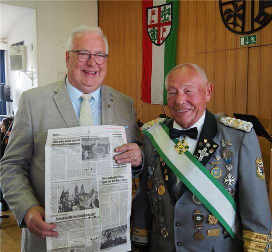 Die Ehrenbürgerschaft für einen Mayener mit Herz und Seele Ein „Zeitungs-Schätzchen“ überreichte Günter Langenfeld an Jürgen Kreusch.