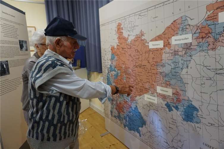 Ein Zeitzeuge zeigt die langen Wege der Flucht und Vertreibung.