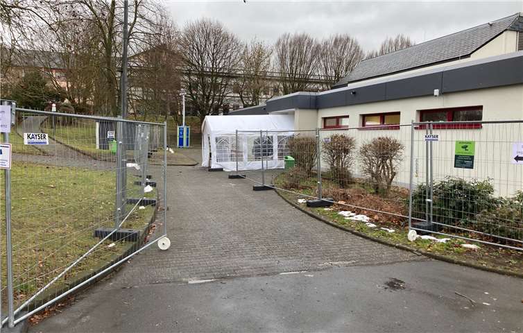 Ein Zelt vor dem Impfzentrum in der Maifeldhalle bietet Platz für 12 Personen. Foto: Kreis Mayen-Koblenz