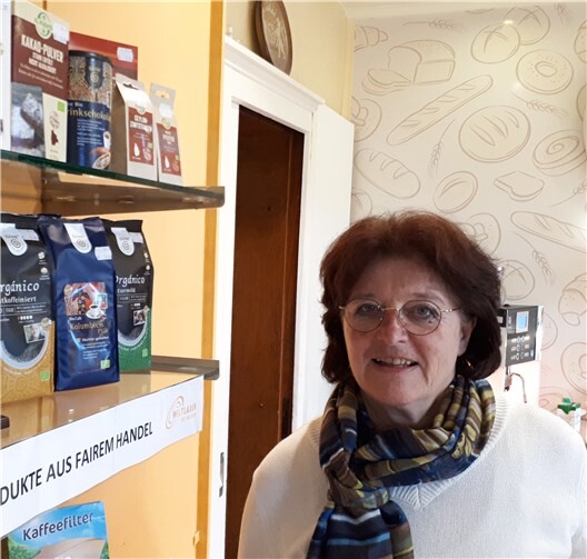 Ein Ziel von Roswitha Nowak ist es, dass von den Kunden der Bäckerei Nowak neben ihren Backwaren auch die Produkte des Fairen Handels gekauft werden. Foto: Hans-Joachim Schmitz