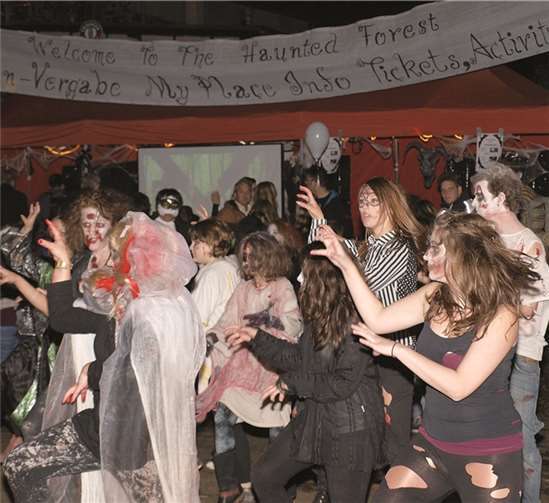 Ein “Zombietanz” mitten auf der Straße, prima vorgetragen und passend zur Gesamtsituation.