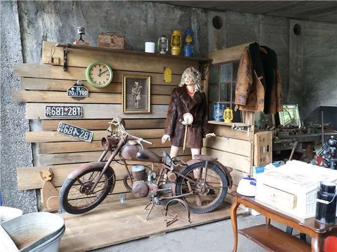 Ein Zufallsfund beim Entrümpeln: Das alte Motorrad wartete auf seine Restaurierung.  Fotos: JS