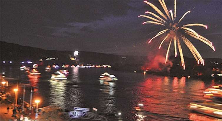 Ein abendliches Feuerwerk tauchte den Rhein in Farbenlichter. AB