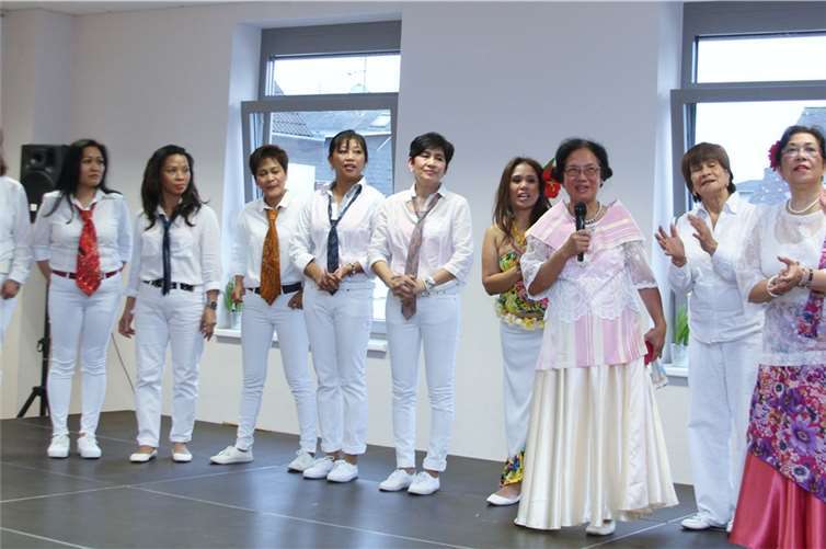Ein absolutes Highlight war die philippinische Tanzgruppe, die die Gäste im Saal mit ihren Tänzen begeisterten.
