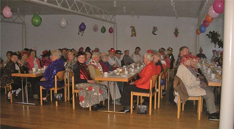 Ein abwechslungsreiches Programm begeisterte die bunt kostümierten Senioren. privat