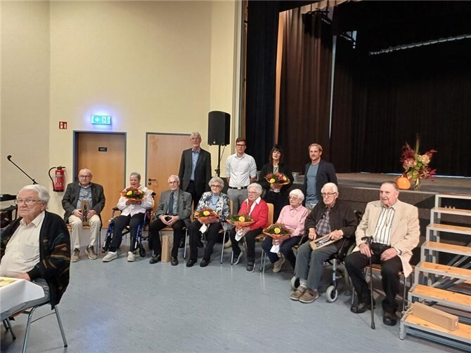 Ein abwechslungsreiches Programm erwartete die Besucherinnen und Besucher. Zunächst wurden die ältesten Teilnehmerinnen und Teilnehmer geehrt: Christina Maur mit 99 Jahren sowie Hermann Nachtsheim, der mit 101 Jahren die älteste Person im Saal war. Foto: Elke Hans, Niederzissen