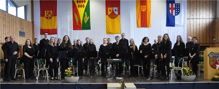 Zum 23. Male musizierte der Klangkörper für die „Martinshilfe“ Ein abwechslungsreiches Repertoire bot das Orchester der Klingenden Vordereifel 2024. Fotos: BS