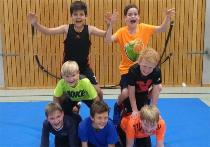 Ein abwechslungsreiches Wochenende mit viel Spaß, wie hier bei der menschlichen Pyramide.