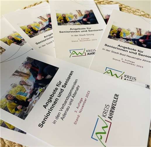 Ein aktualisierter Flyer informiert über seniorengerechte Angebote im Kreis Ahrweiler.  Foto: Kreisverwaltung Ahrweiler