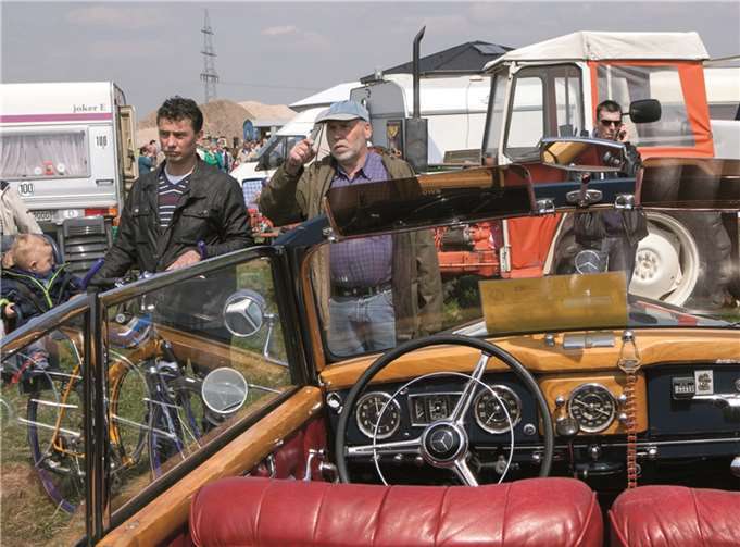Ein alter Mercedes 220 B Cabrio aus dem Jahre 1952 glänzt nicht nur durch ein schönes Armaturenbrett, von dem 85 PS starken Gefährt wurden nur 800 Stück gebaut.-VJ-