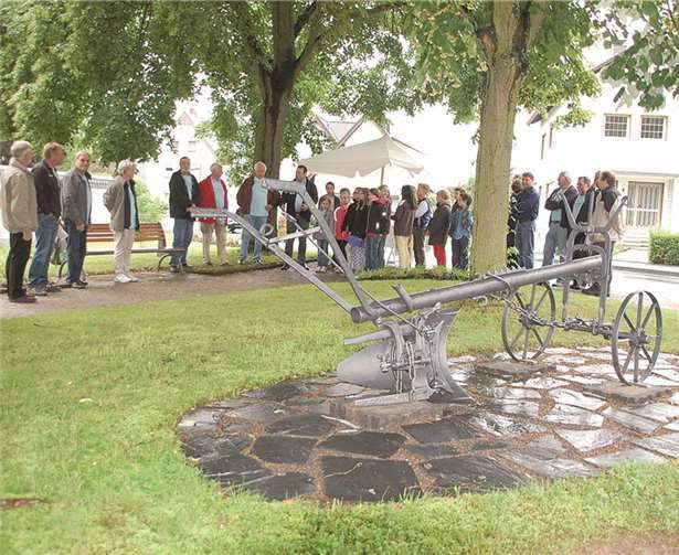 Ein alter historischer Pflug, gestiftet von Pittjupp Bauer, dominiert nun den Eckbereich der Anlage und wird damit der dortigen Flurbezeichnung „Auf dem Acker“ Rechnung tragen. privat