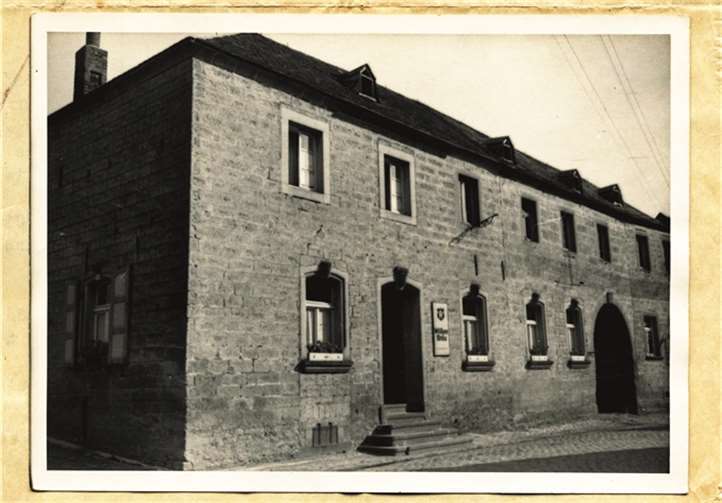 Ein altes Dokument zeigt das Haus mit dem Torbogen. SF