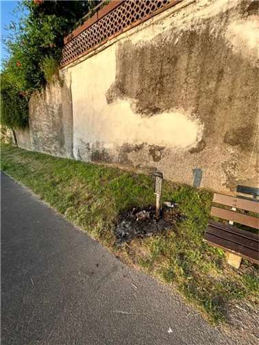 Ein angesteckter Mülleimer. Foto: Stadt Weißenthurm / Max Schigajew