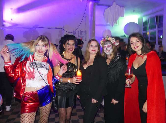 Ein ansehnlicher Teil bekennender Halloween-Freunde legte hier größten Wert auf ein dem Fest angepasstes und oftmals fantasievolles Outfit. Foto: TE