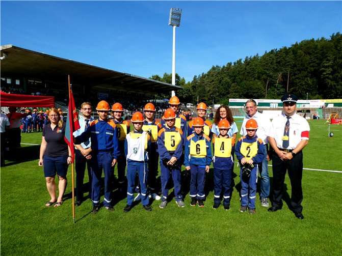 Ein anstrengender Wettkampftag liegt hinter den jungen Feuerwehrleuten und ihren Begleitern: In Homburg/Saar nahm das Team aus Heilberscheid am Bundeswettbewerb der Jugendfeuerwehren teil und vertrat dort zusammen mit einem Team aus Kliding (Kreis Cochem-Zell) das Land Rheinland-Pfalz.  Foto: Matthias Noll