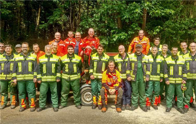 Ein anstrengender und lehrreicher Tag liegt hinter den Feuerwehrleuten, die an der Fortbildung „Bediener Motorkettensäge“ teilgenommen haben.Ralf Felix Kespe
