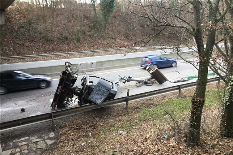 Ein aufgeladener Bagger blieb an einer Brücke hängen und verursachte einen Unfall, der eine mehrstündige Straßensperrung zufolge hatte. Foto: Polizei