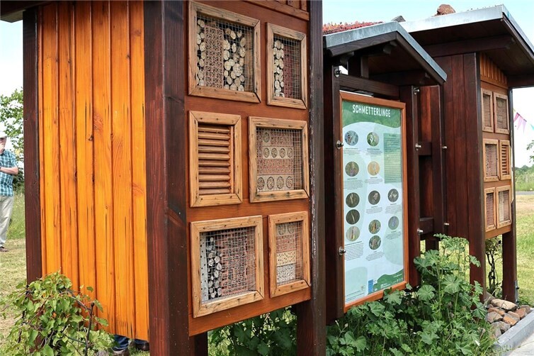 Ein aufwändig konstruiertes Insektenhotel, nach bestem Stand der Ökologie errichtet