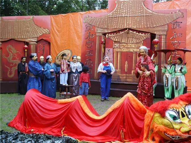 Ein aufwendiges Bühnenbild erwartet die Zuschauer.  Copyright: Udo Stratmann