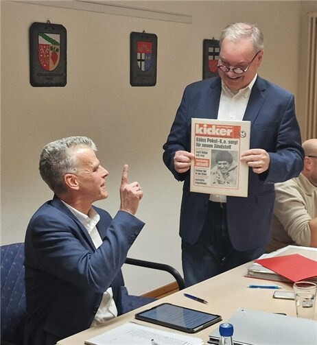 Ein augenzwinkerndes Abschiedsgeschenk hate Karsten Fehr (r.) für Jörg Harperath noch bei der Ratssitzunng aus der Tasche gezogen