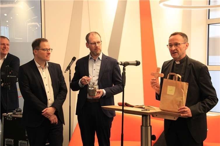 Ein aus Flutschlamm gebranntes Kreuz überbrachte Pfarrer Jörg Meyrer.