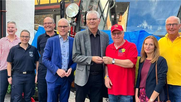Ein ausgemustertes Feuerwehrfahrzeug Mercedes Benz LF 10 der Freiwilligen Feuerwehr Rheinbach wurde im Rahmen einer Straßenaktion in der Weierstr. in Rheinbach von Bürgermeister Ludger Banken an „Rheinbach Hilft“ übergeben. Foto: privat