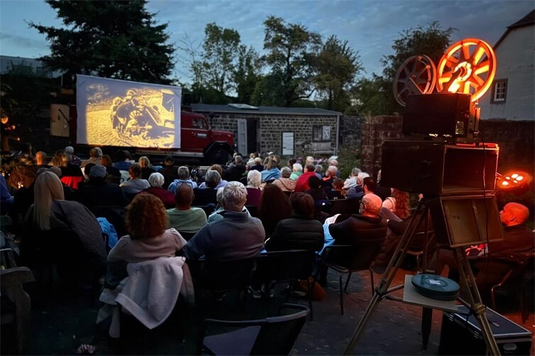 Ein außergewöhnlicher Kinoabend im Florinshof: Stummfilme mit Live-Musik. 