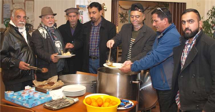 Ein außergewöhnlicher Tag und eine außergewöhnliche Aktion von der Majlis Ansarullah (eine Unterorganisation der Ahmadiayya Muslim Jamaat in Koblenz). Ein Essen für Obdachlose an Heiligabend im „Mampf“.