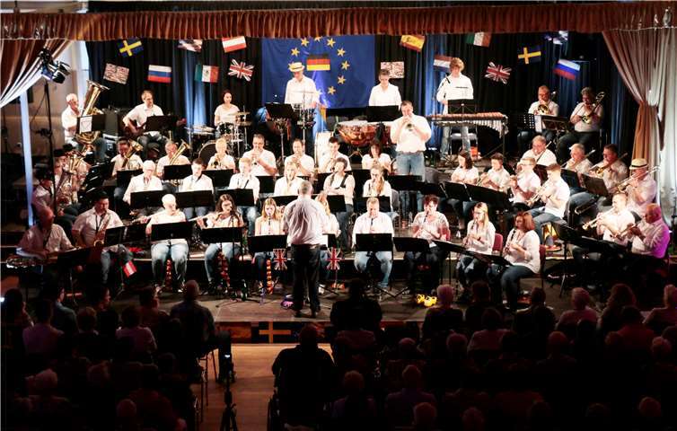 Ein außergewöhnliches Konzert mit dem Titel „Rockin ´all over the World“ wurde in der Hocheifelhalle geboten. SES