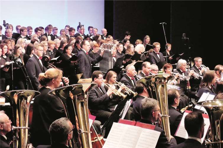 Ein beeindruckendes Aufgebot: Rund 150 Musiker und Sänger wirkten bei der Uraufführung der Brunnensinfonie zusammen. BSB