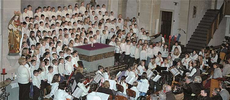 Ein beeindruckendes Bild boten die Kinder und Musiker beim Adventssingen in der Pfarrkirche St. Johannes der Täufer in Adenau.UM