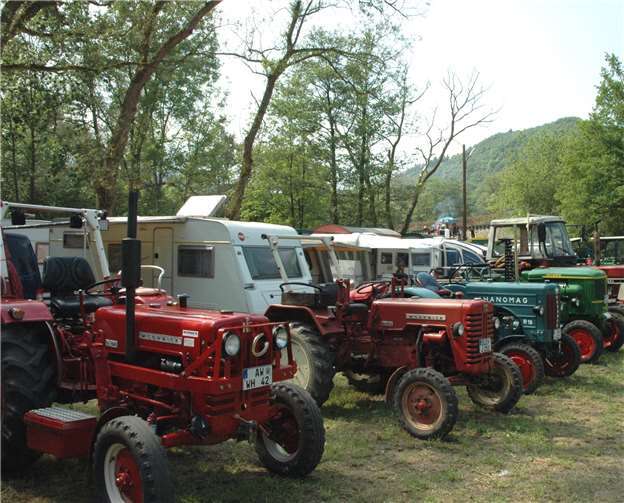 Ein beeindruckendes Bild boten die aufgereihten Traktoren.  UM