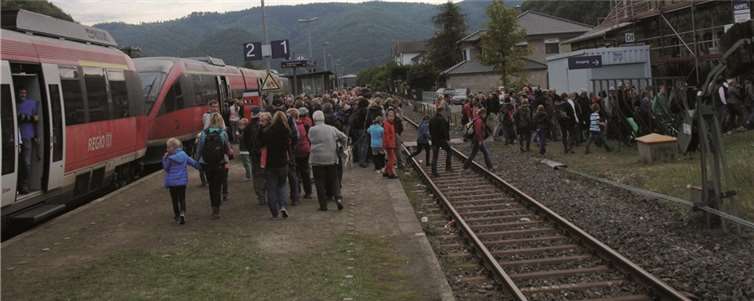 Ein bekanntes Bild: Die Züge im Herbst sind regelmäßig überfüllt. WITE