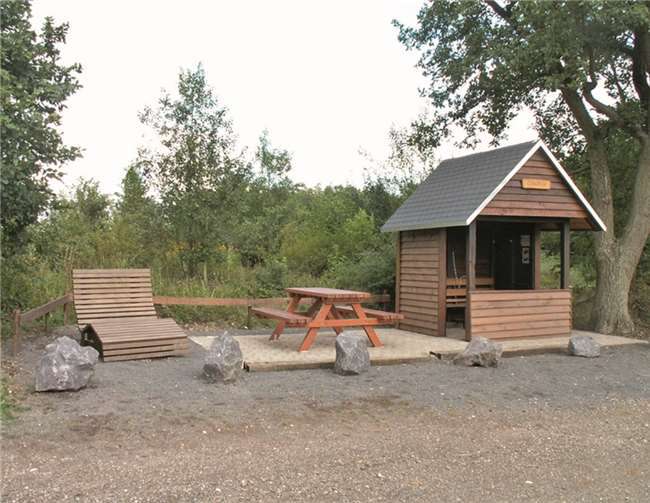 Ein beliebter Ausgangspunkt für Wanderungen und Rastplatz ist die Schutzhütte „Eifelblick“. -WER-