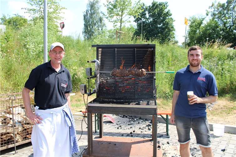 Ein beliebter Leckerbissen war der Spießbraten vom selbstgebauten Grill.