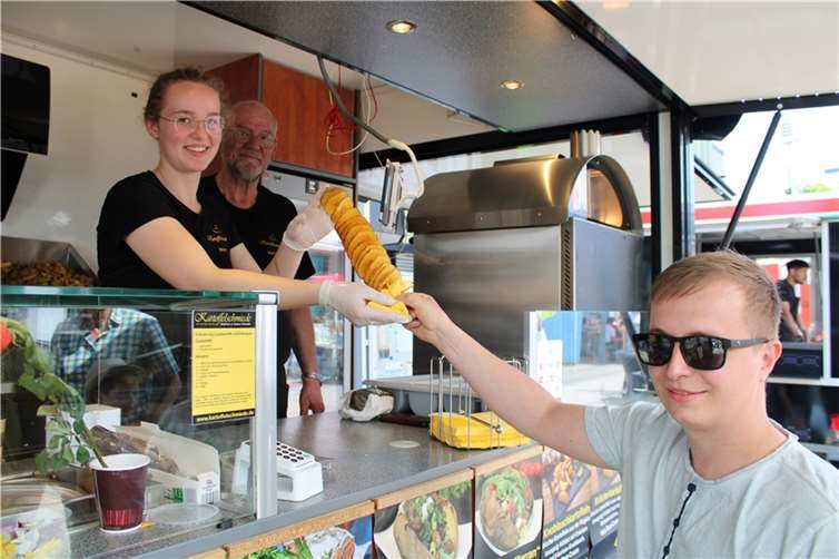 Ein beliebter Snack waren die Kartoffelspiralen am Stil. Fotos: DU