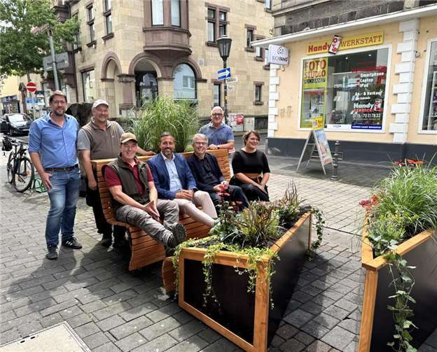 Ein bereits sichtbares Beispiel ist das kürzlich installierte Stadtmöbel auf der ehemaligen Parkfläche vor der Paradies-Apotheke in der Bahnhofstraße. Fotos: Stadtverwaltung Andernach
