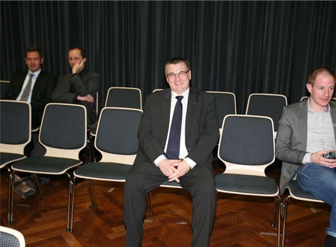 Ein bereits von den Christdemokraten erneut für das Amt nominierter Landrat Dr. Saftig durfte an den seinen Arbeitsplatz betreffenden Beratungen nicht teilhaben, nahm das aber sehr gelassen. WEC