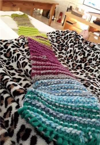 Ein bereits zwei Meter langes Schalstück von Doris H. wartet darauf, den Schal zu verlängern. Foto: privat