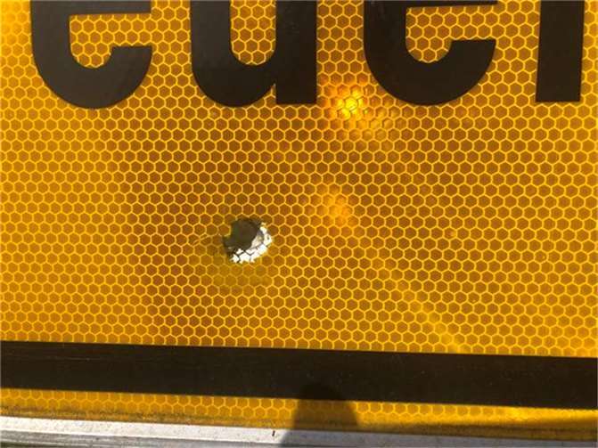 Ein beschossenes Verkehrsschild. Foto: Polizeiinspektion Montabaur