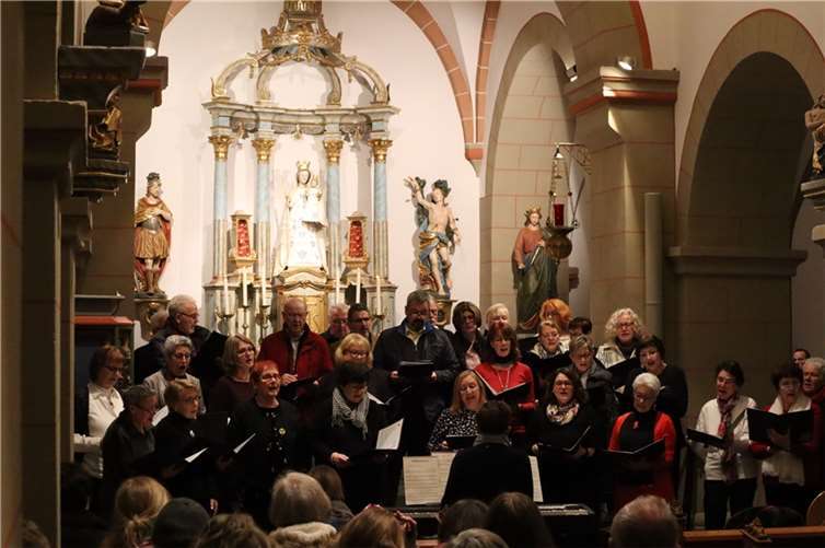 Gelungener Mertlocher Advent Ein besinnliches Erlebnis waren die Chorbeiträge. Fotos: Förderverein St.-Gangolf-Kirche und Heilig-Kreuz-Kapelle Mertloch e.V.