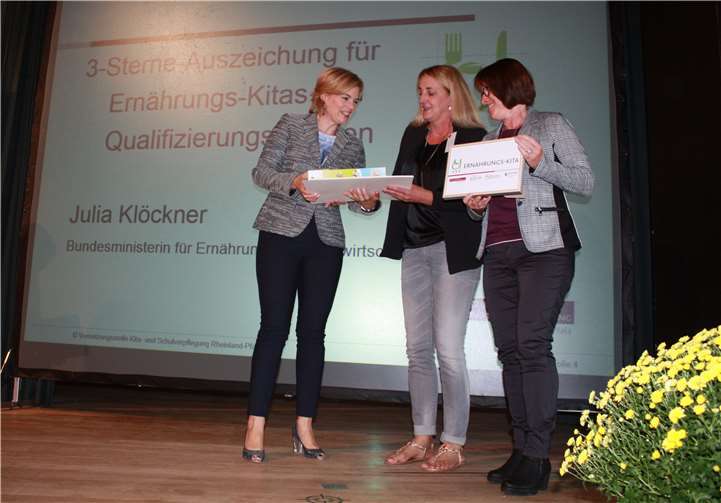 Ein besondere Ehre: Bundesministerin Julia Klöckner (l.) überreichte die drei Sterne an Kita-Leiterin Andrea Fuß (Mitte) und ihre Küchen-Chefin Beate Eberth.DLR Westerwald-Osteifel
