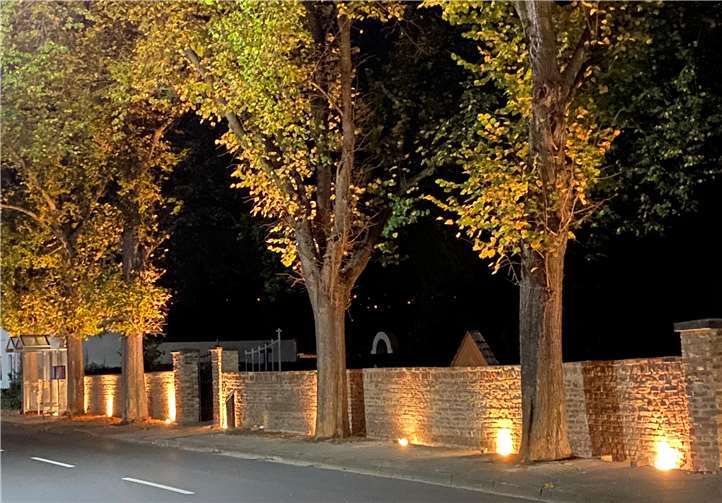 Ein besonderer Blickfang in den Abendstunden ist die Illumination der Mauer.